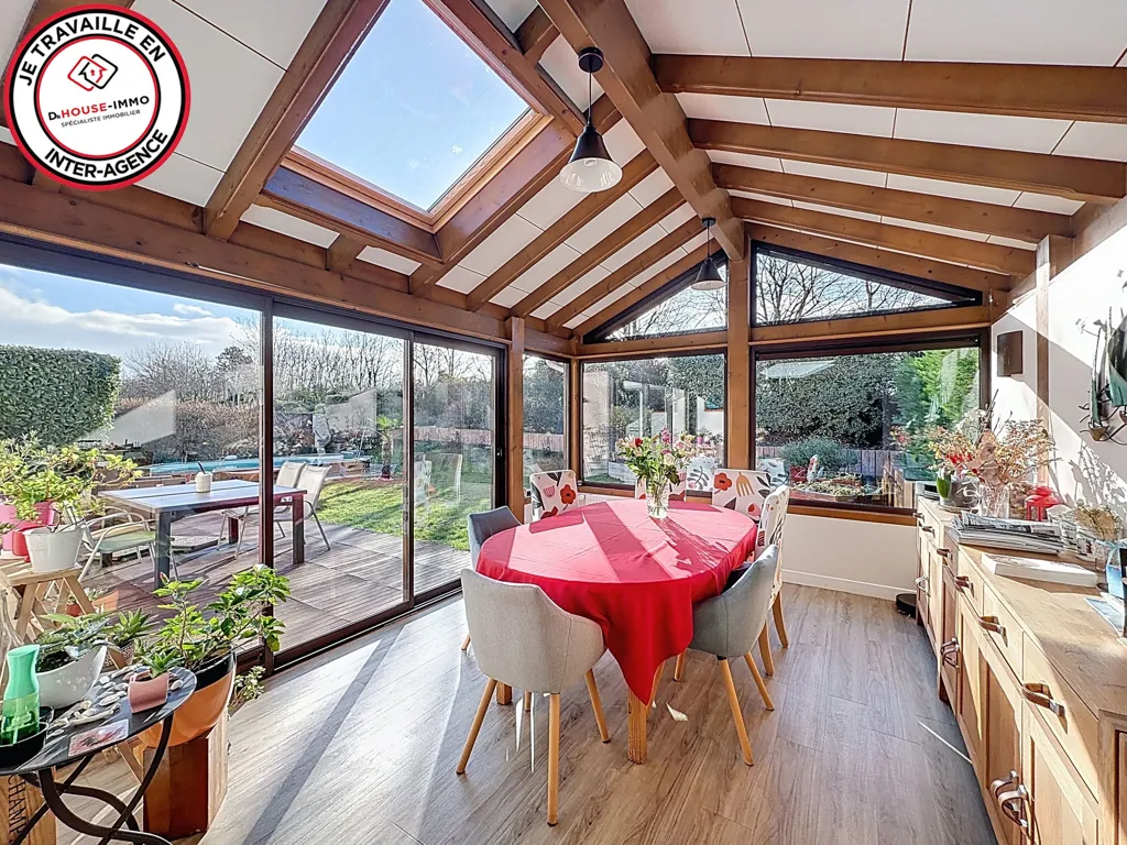 Terrace - 10-Piece House with Pool in Nozay