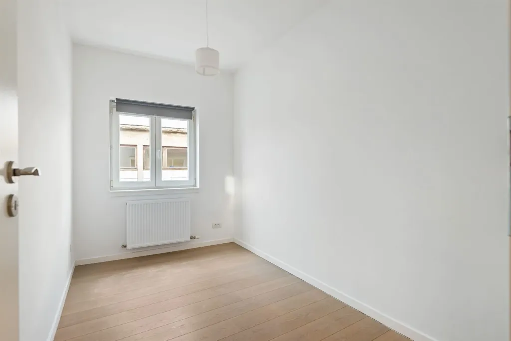 Pièces - Appartement de Deux Chambres avec Terrasse à l'Ouest