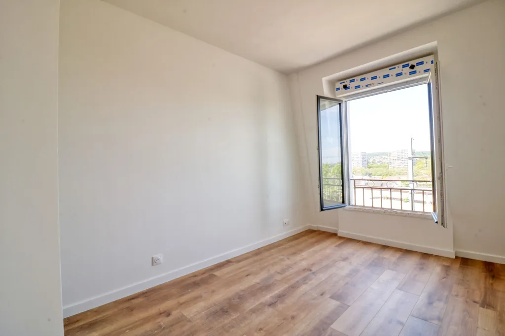 Rooms - Family Home with Balcony in Antony