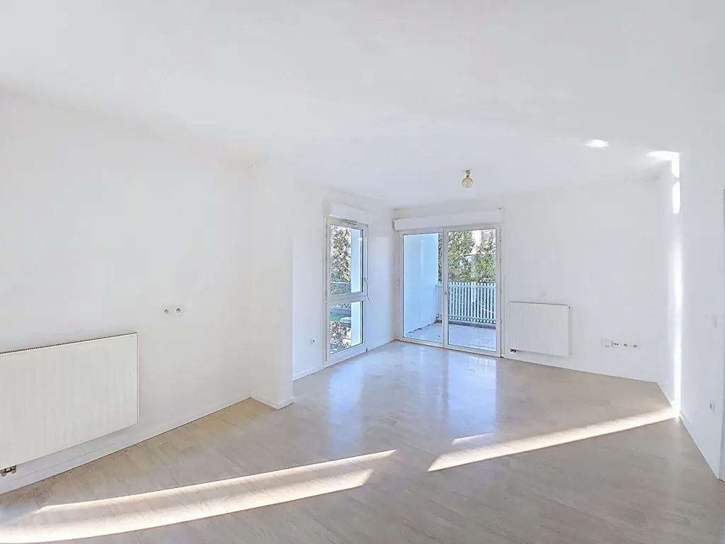 Pièces - Appartement Moderne avec Balcon à Lormont