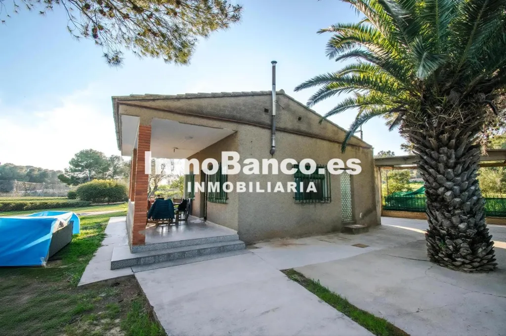Bassein - Independent House with Pool in Godelleta