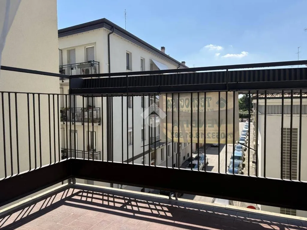 Rõdu - 4-Room Apartment with Balcony in Ferrara