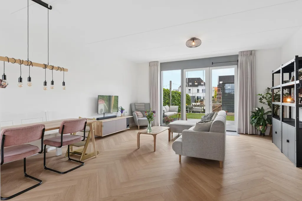 Elutuba - Modern Terraced House with Waterfront in Zeewolde