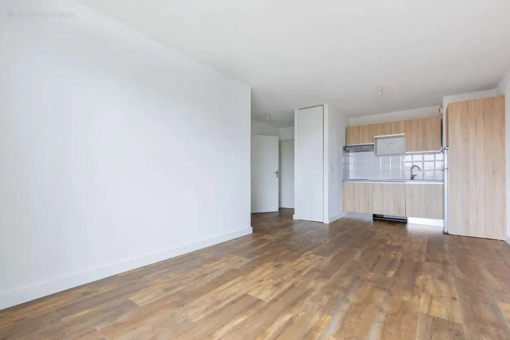 Living Room - 3-Bed Apartment with Balcony in Saint-Sébastien