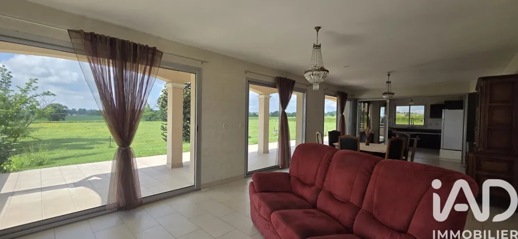 Terrace - Spacious House with Garden in Volesvres