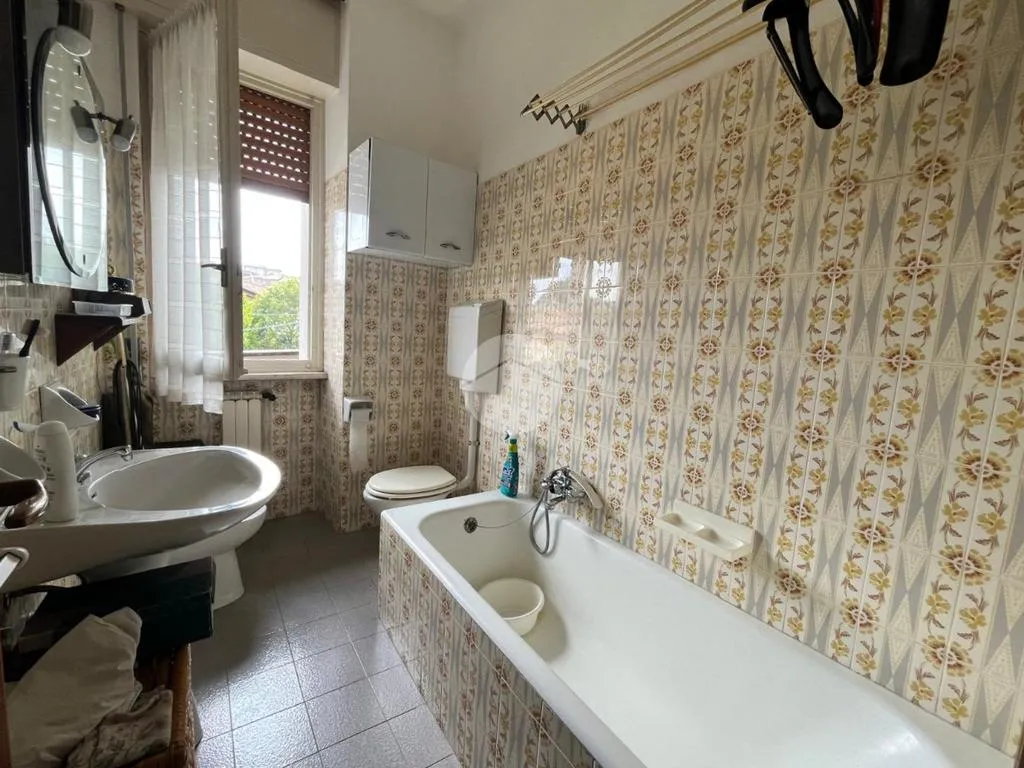 Salles de bain - Spacious 2-Bedroom Flat with Balcony in Erbusco