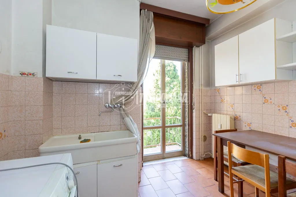 Köök - Spacious Trilocale with Terrace in Brescia