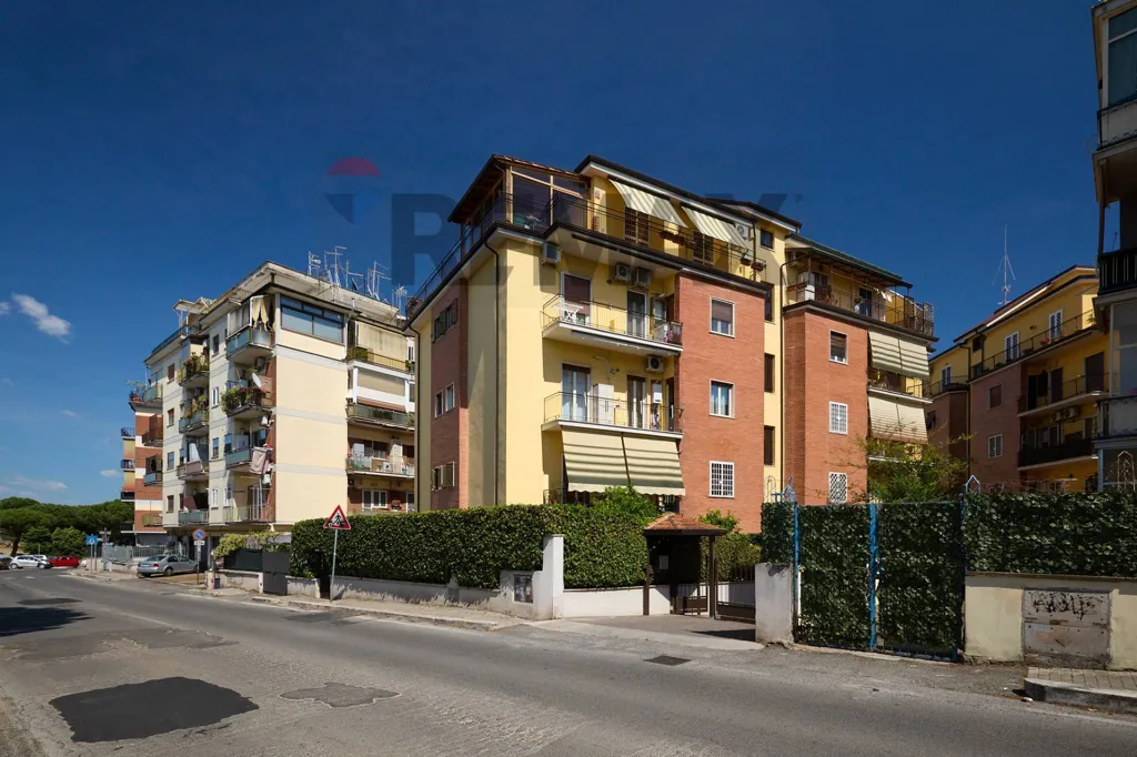 Esterno - Ristrutturato Triplex with Balcony in Torre Maura
