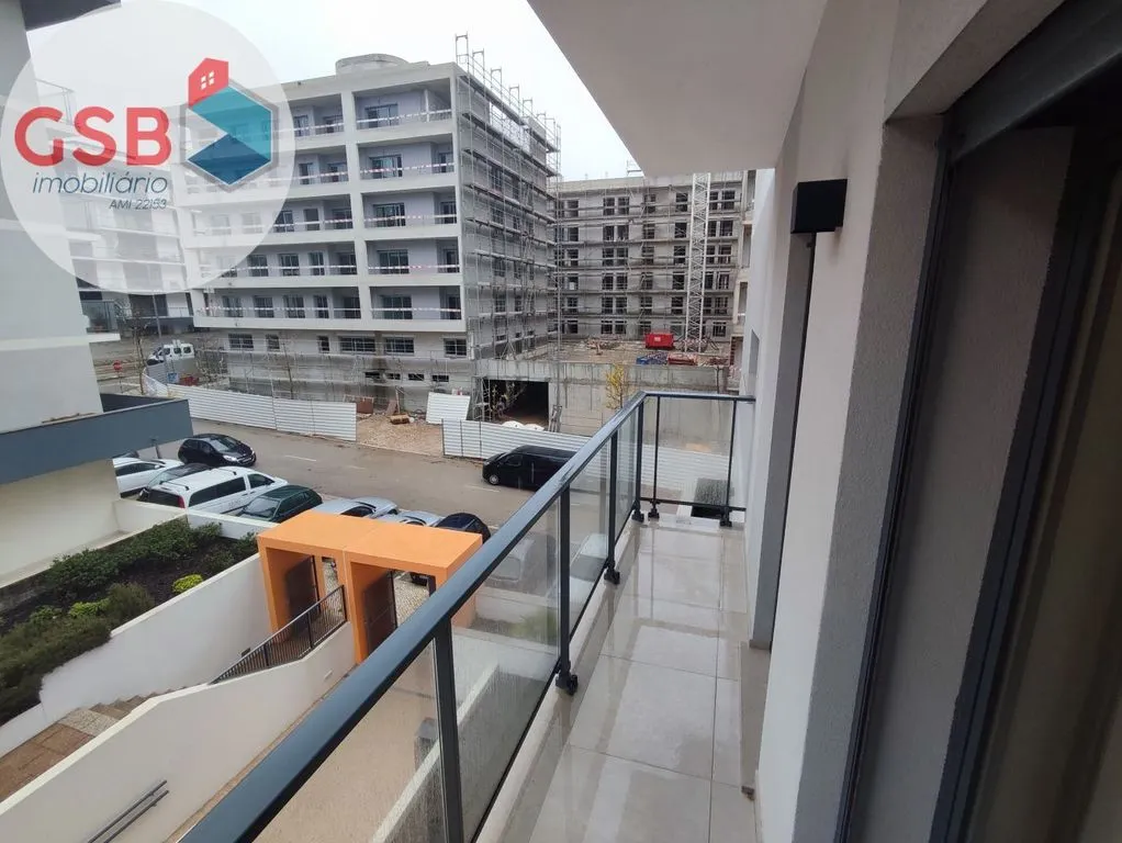 Balcon - New 3-Bed Flat with Balconies in Seixal