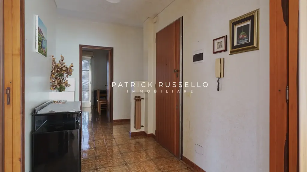 Esik - Spacious Apartment with Triple Exposure in Caposoprano, Gela