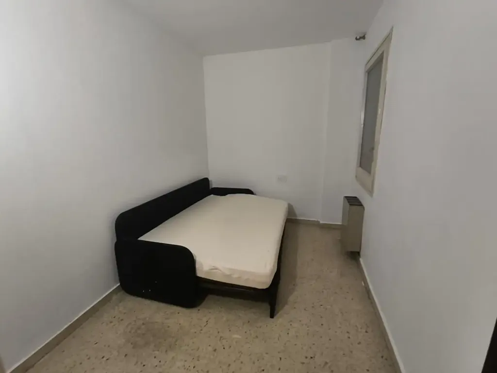 Bedrooms - Semi-Renovated Flat with Balcony in Via Sant Ignasi