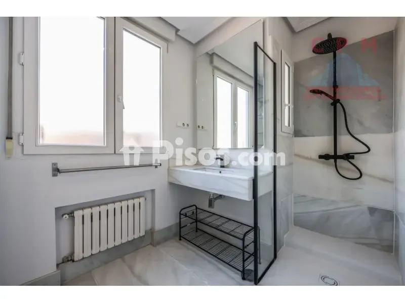 Bathrooms - Sunny Loft with Terraces in Castellana
