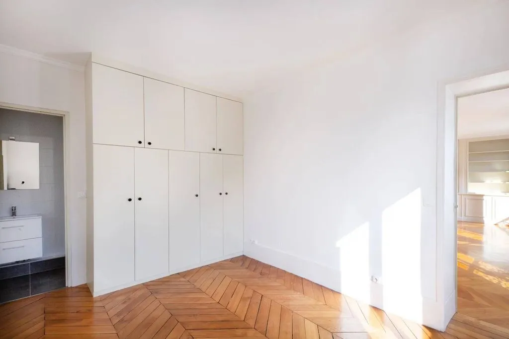 Bedrooms - Luxury Apartment with City View in Paris
