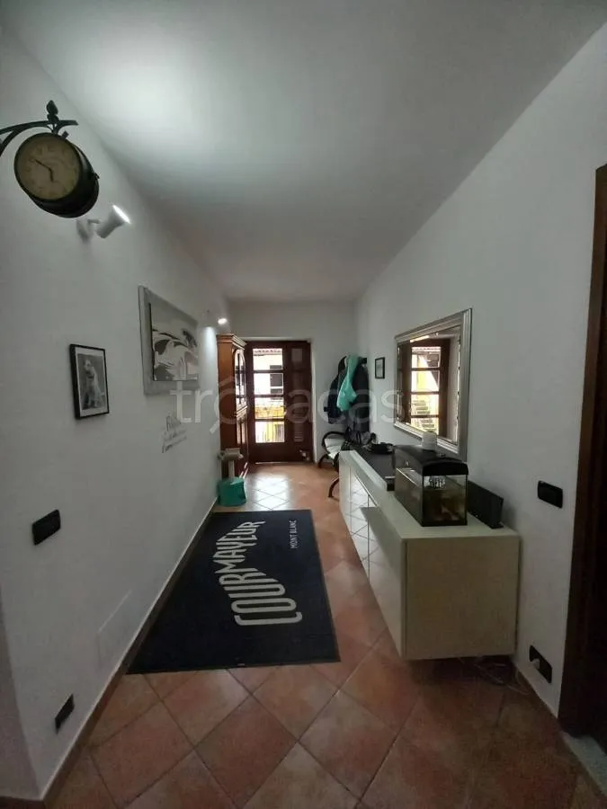 Entrée - Rustic Triplex with Balcony in Feletto