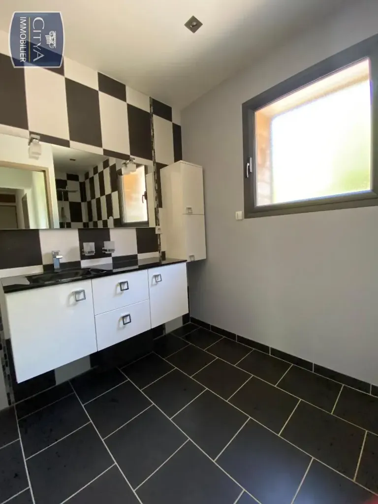 Salles de bain - Maison architecturale avec terrasse à Meyrals