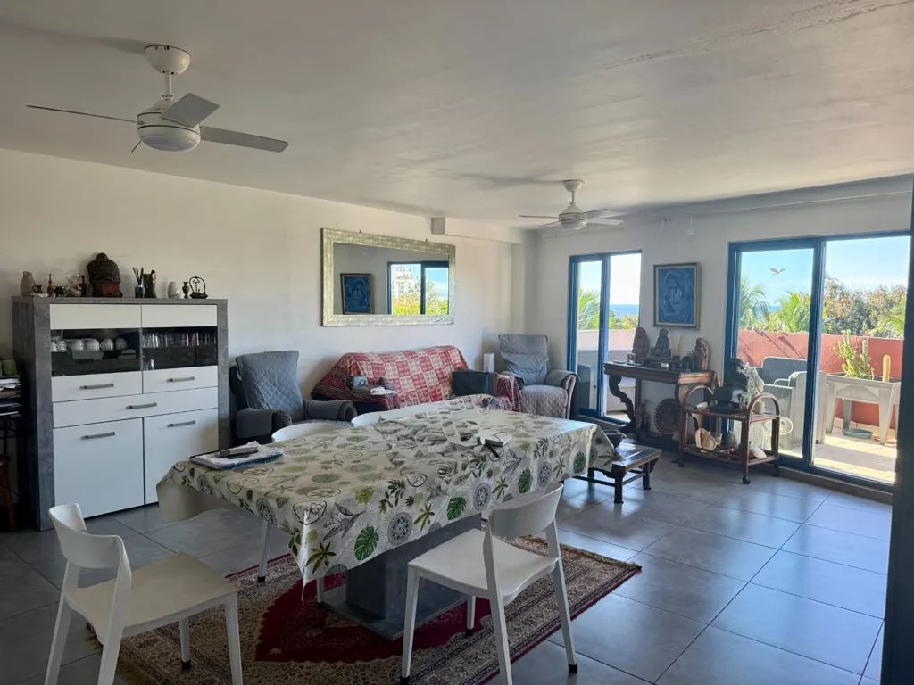 Söögituba - 4-Piece Flat with Sea View in Saint-Denis