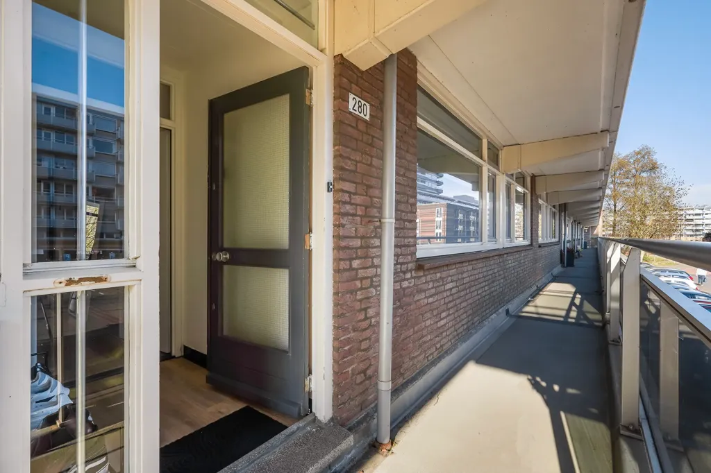 Balcon - 5-Bedroom Gallery Flat with Balcony in Leidschendam