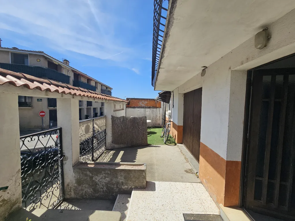 Giardino - House with Terrace in Aimargues