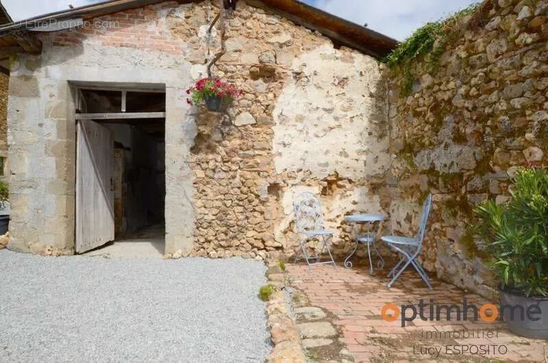 Jardin - Ferme Rénovée avec Grand Jardin à Cherves-Châtelars