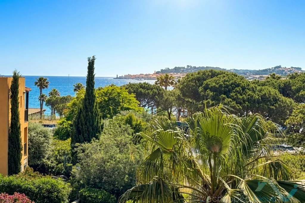Aed - 2-Bed Apartment with Sea View in Gassin