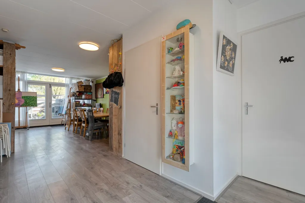 Esik - Spacious Corner House with Garden in Hoogeveen