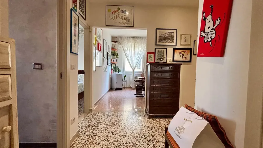 Esik - 4-Bedroom Apartment with Balcony in Florence
