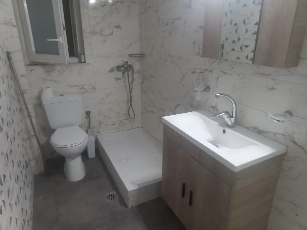 Badezimmer - Renovated Apartment with Balcony in Gravas