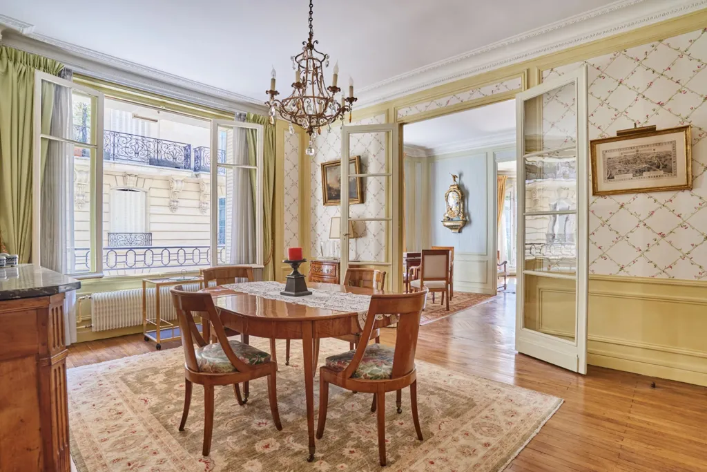 Söögituba - Corner Apartment with Period Features in Paris 16th