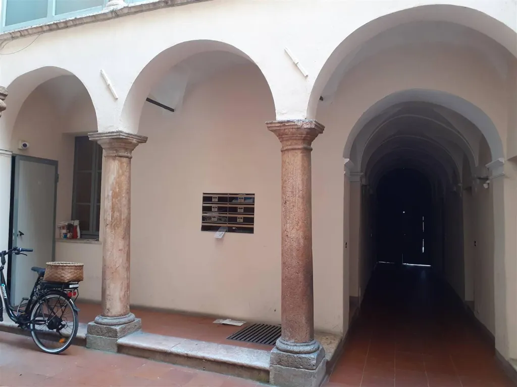 Entrée - Historic Building with Potential for Apartments in Mantova