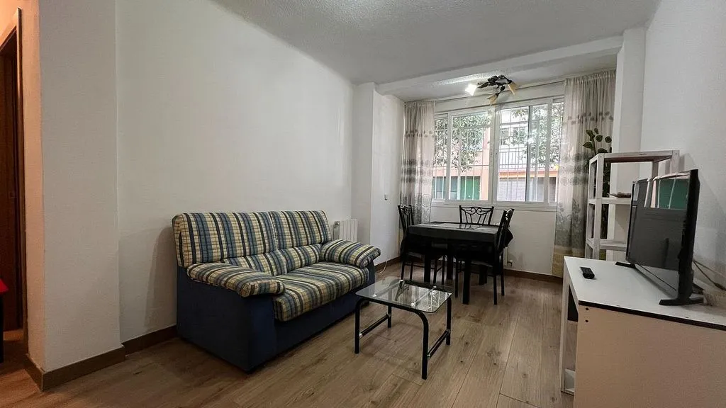 Elutuba - 3-Bedroom Flat with Central Location in Alcorcón