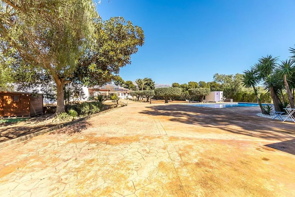 Bassein - Mediterranean Finca with Pool in Cautivador