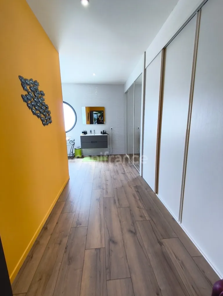 Entrée - Maison Contemporaine avec Terrasse dans un Environnement Calme