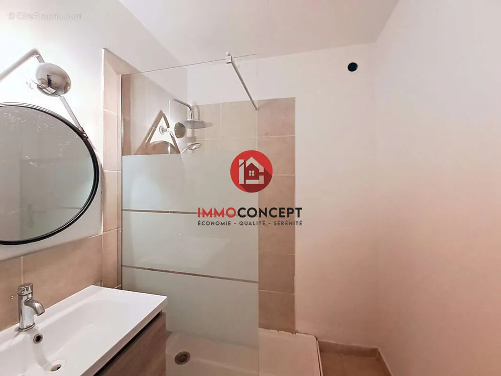 Vannitoad - Converted Townhouse with Garage in Roquemaure
