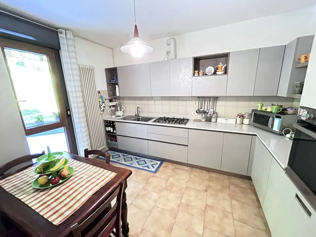 Cuisine - Spacious Apartment with Garden in Lecco