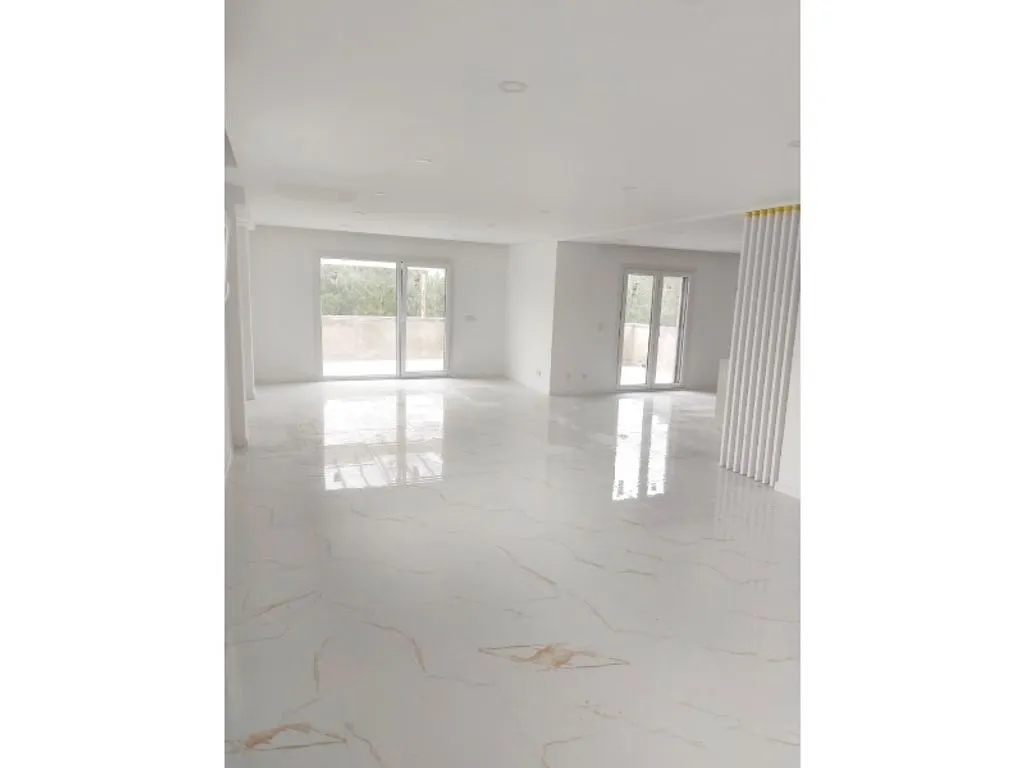 Elutuba - New 4-Bed Villa with Pool in Seixal