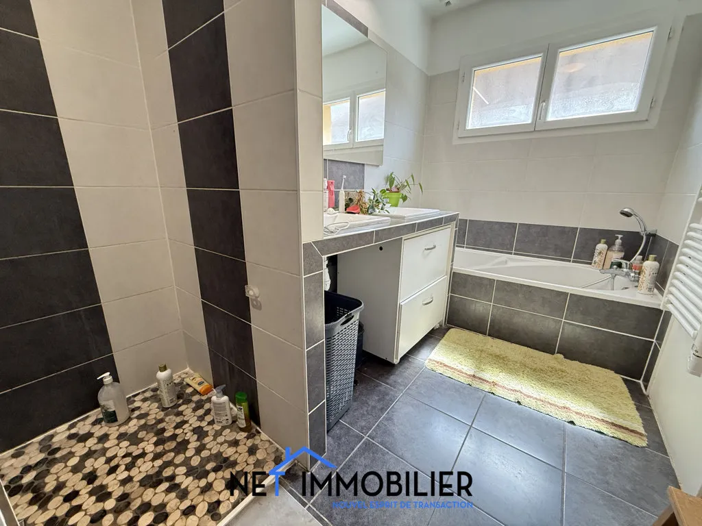 Salles de bain - Maison de Plain-Pied avec Jardin à Saucats