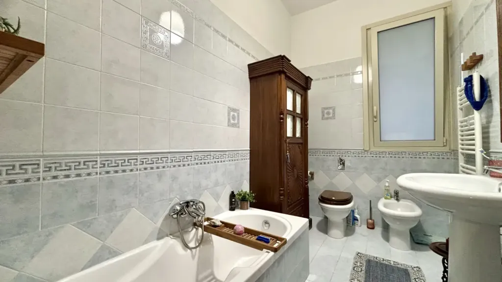 Bagni - 5-Bedroom Apartment with Balcony in Palermo