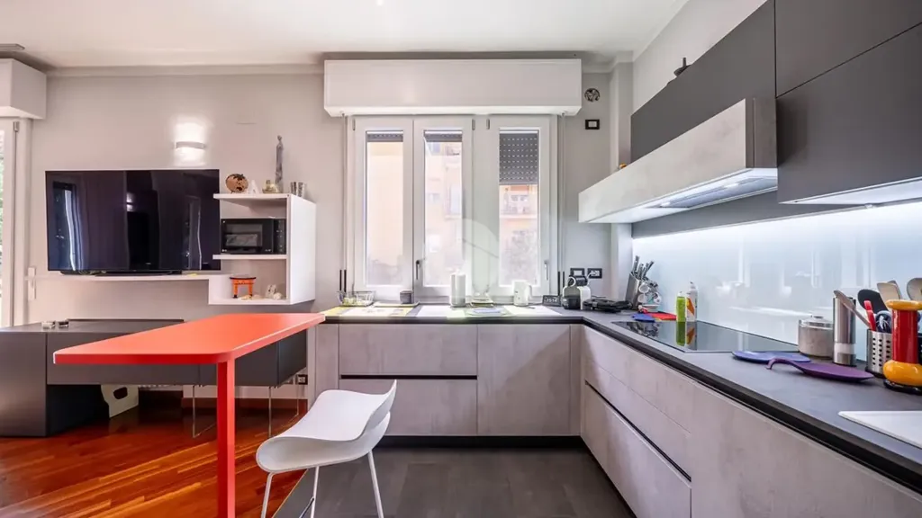 Cuisine - Spacious Trilocale with Balconies in Parma