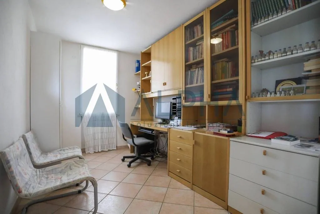 Bureau - Luxury Villa with Private Garden in Cesena
