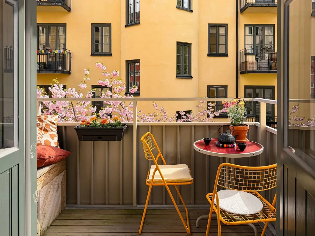 Rõdu - Charming Two-Bedroom with South-Facing Balcony in Söder