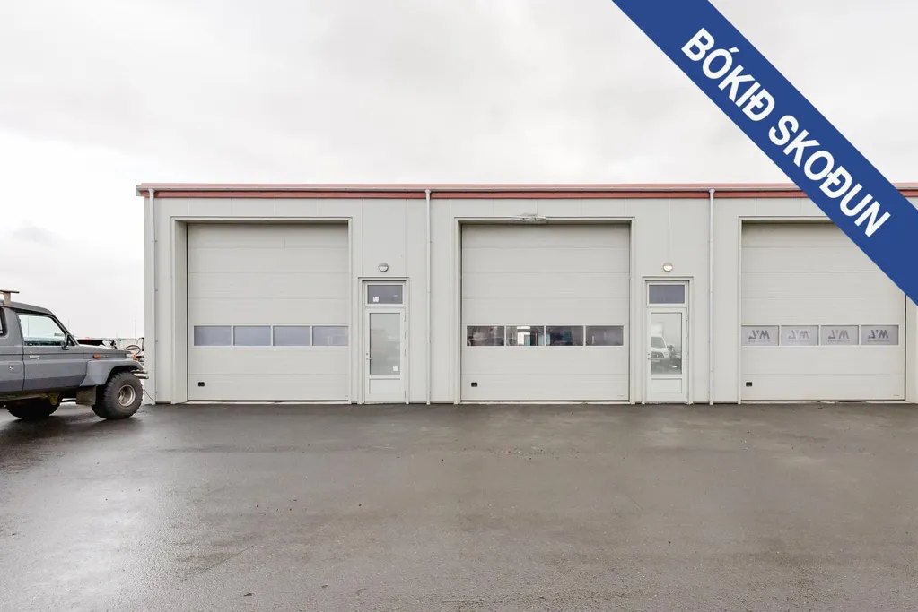 Garaaž - Modern Industrial Unit with Garden in Selfoss