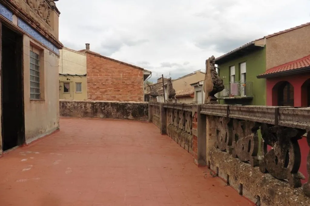 Aed - Modernist Building with Terrace in Olot