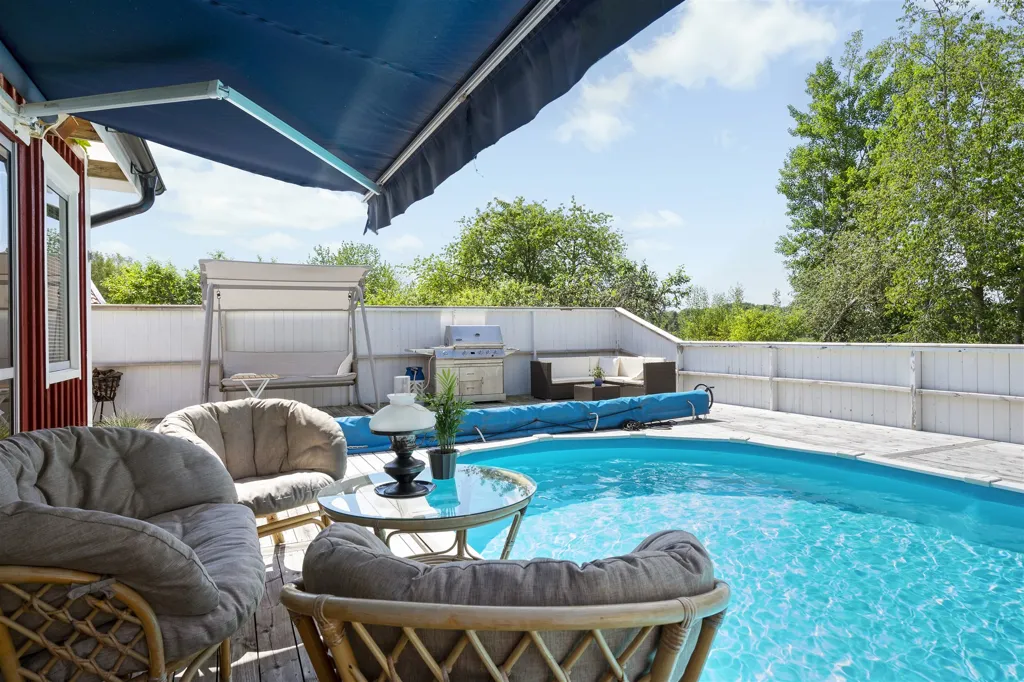 Piscine - One-Storey Villa with Pool in Lerdala