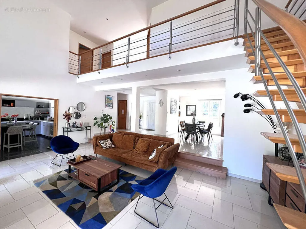 Séjour - Maison 7 pièces à Saint-Cyr-Sur-Menthon