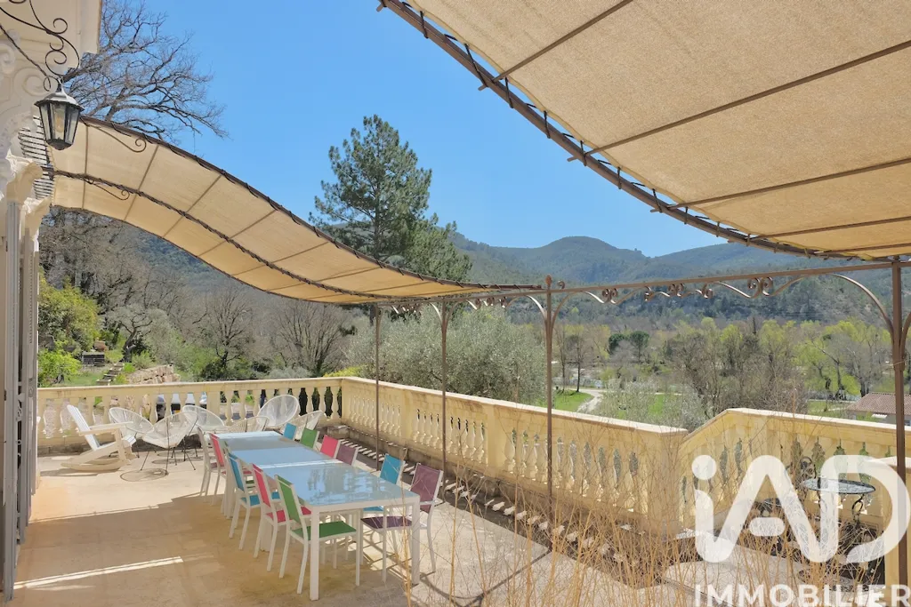Terrasse - Manoir avec Activité Touristique à Gréoux-les-Bains