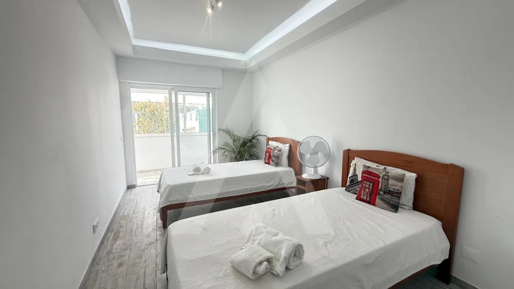 Chambres - Remodelled T2 with Two Frontages in Quarteira