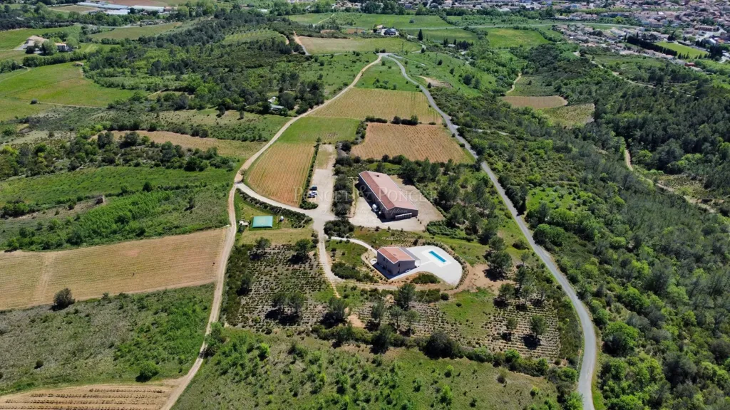 Vue aérienne - Propriété Viticole avec Maison Moderne et Piscine