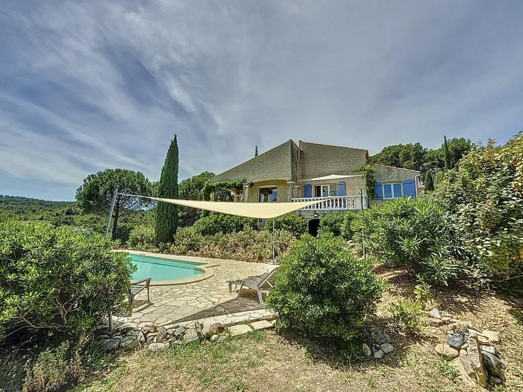 Piscine - Villa d'Architecte avec Piscine dans un Environnement Calme