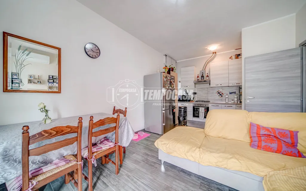 Elutuba - Modernised Bilocale with Balcony in Biandronno