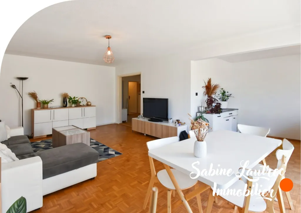 Living Room - 5-Piece Apartment with Balcony in Toulouse